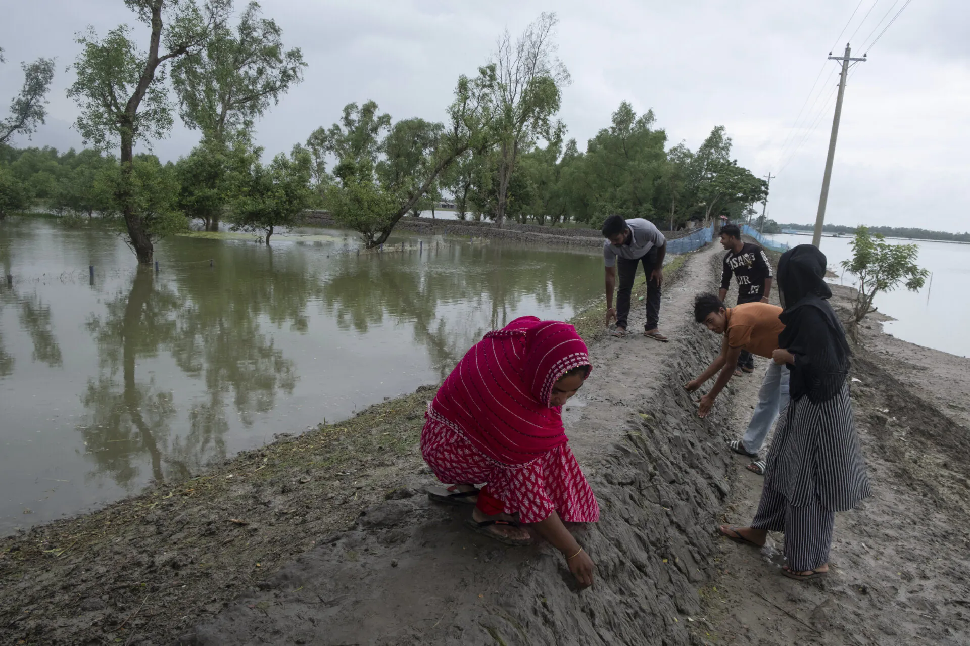 Spatial tidal surge forecasting using artificial intelligence and community knowledge in Bangladesh.
