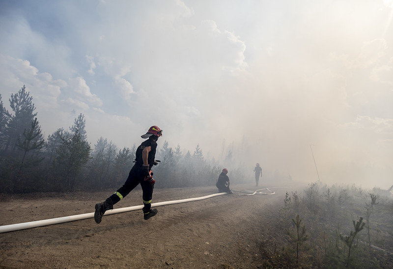 Polish firefighters combating wildfires in Kårböle. Image via Flickr: eu_echo