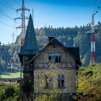 Verfallenes Haus an der Bahntrasse in Trutnov