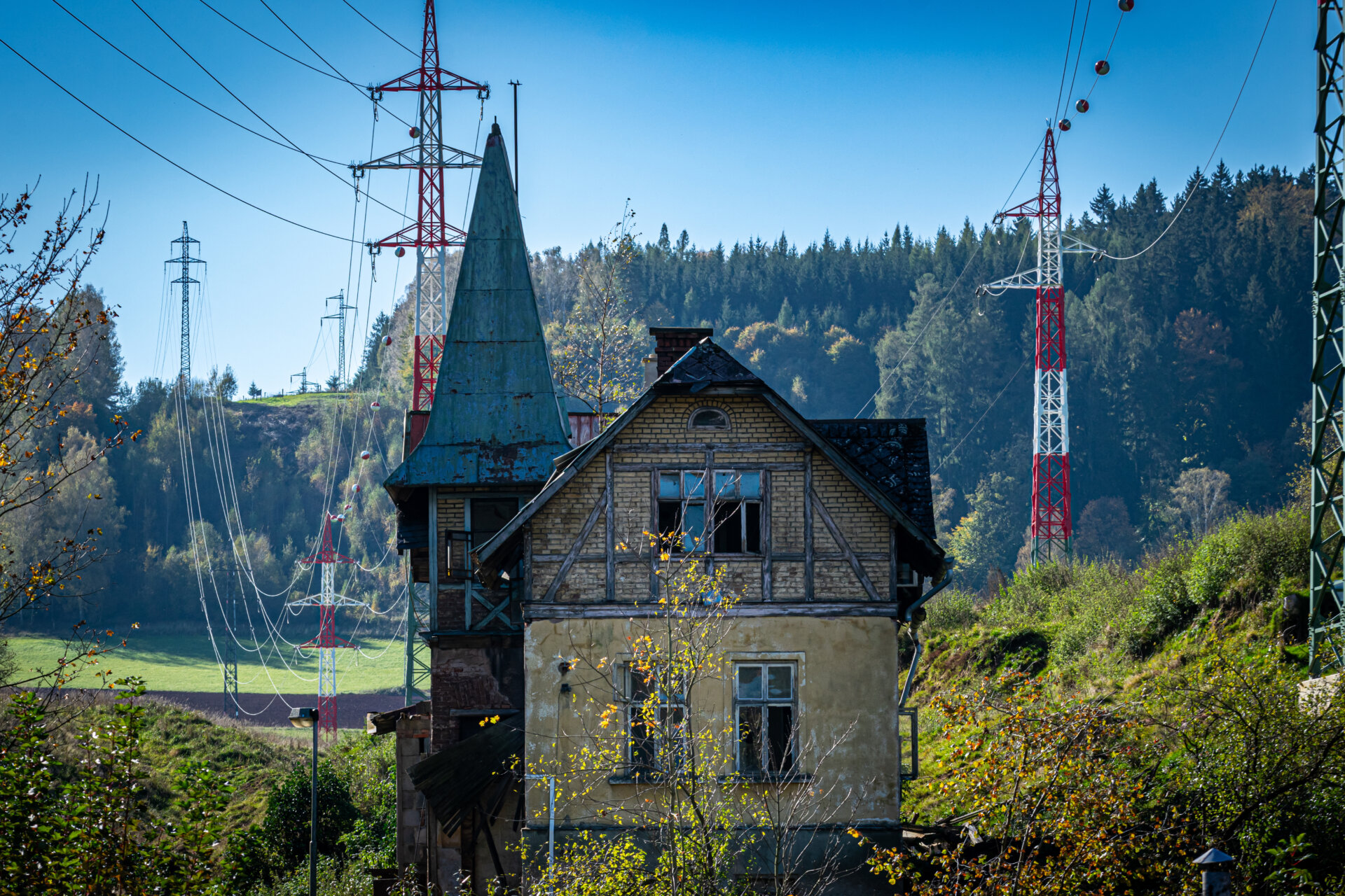 Verfallenes Haus an der Bahntrasse in Trutnov