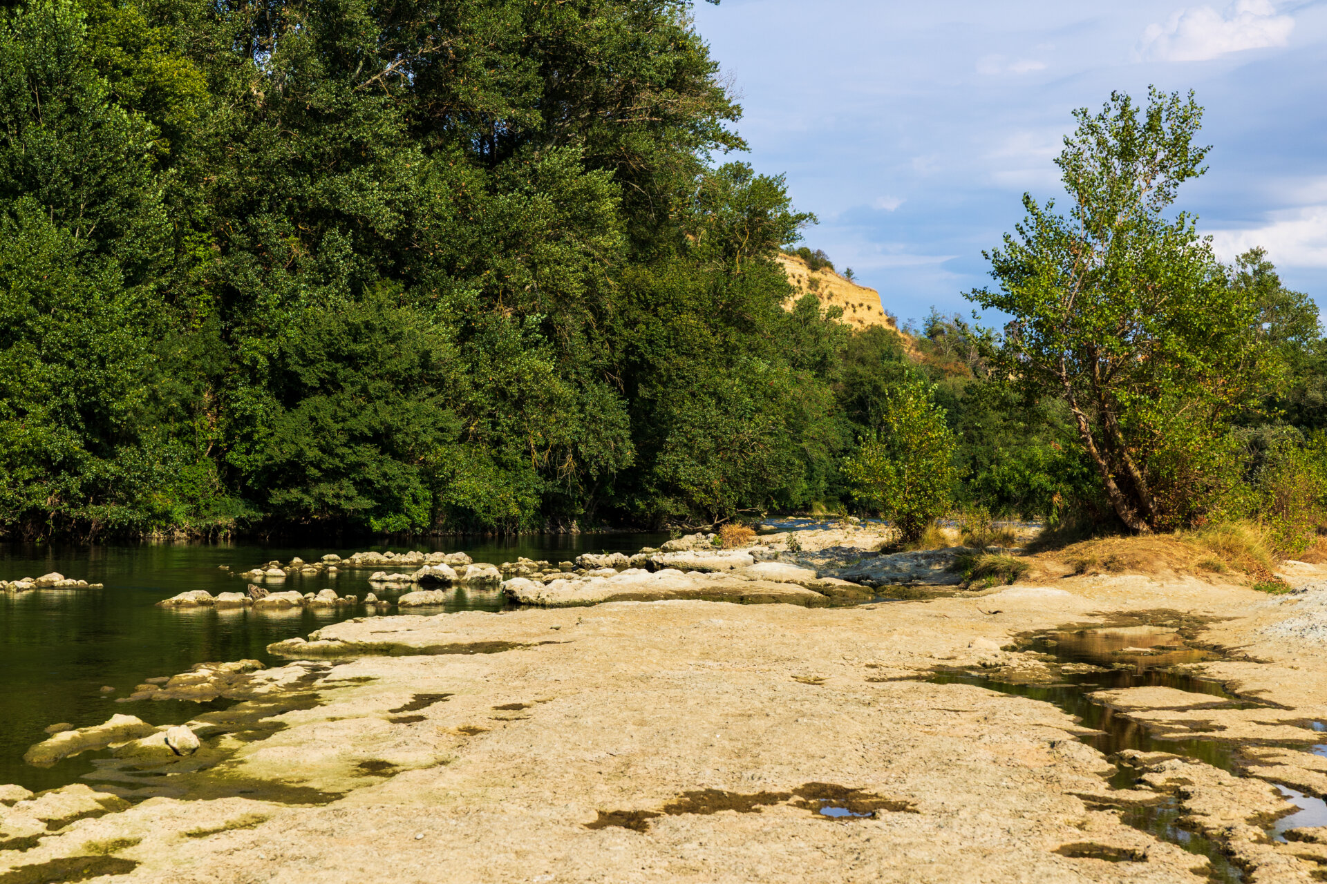 Partially dried-up course of the Ariège river in summer 2026, marked by severe heat waves and significant drought, seen from the Ramier de la Riverotte at Clermont-le-Fort