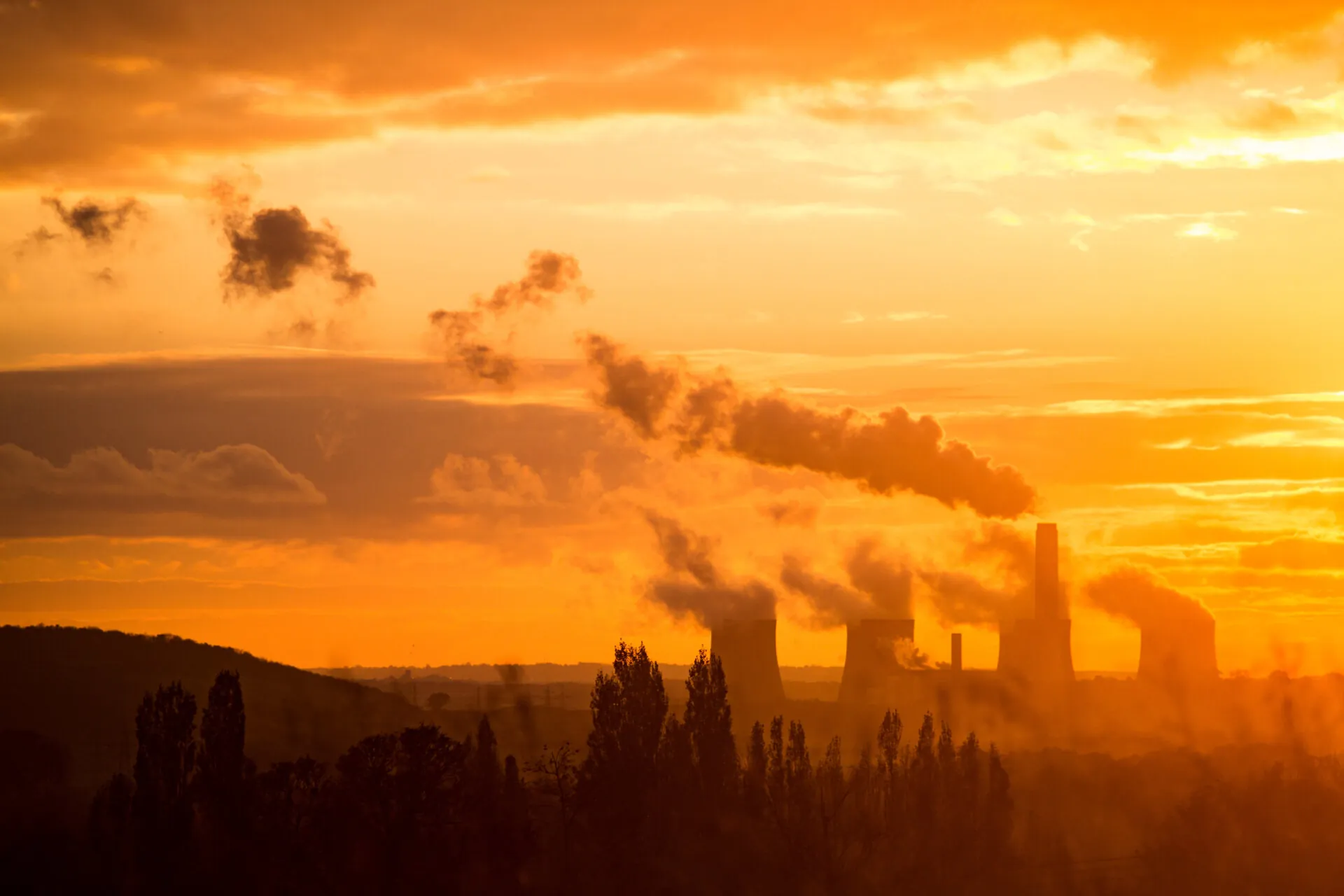 Coal power station silhouette at sunset emitting carbon UK. Fossil fuel pollution causing climate change. Climate emergency. Ratcliffe-on-Soar, Nottingham, Nottinghamshire, England, Untied Kingdom