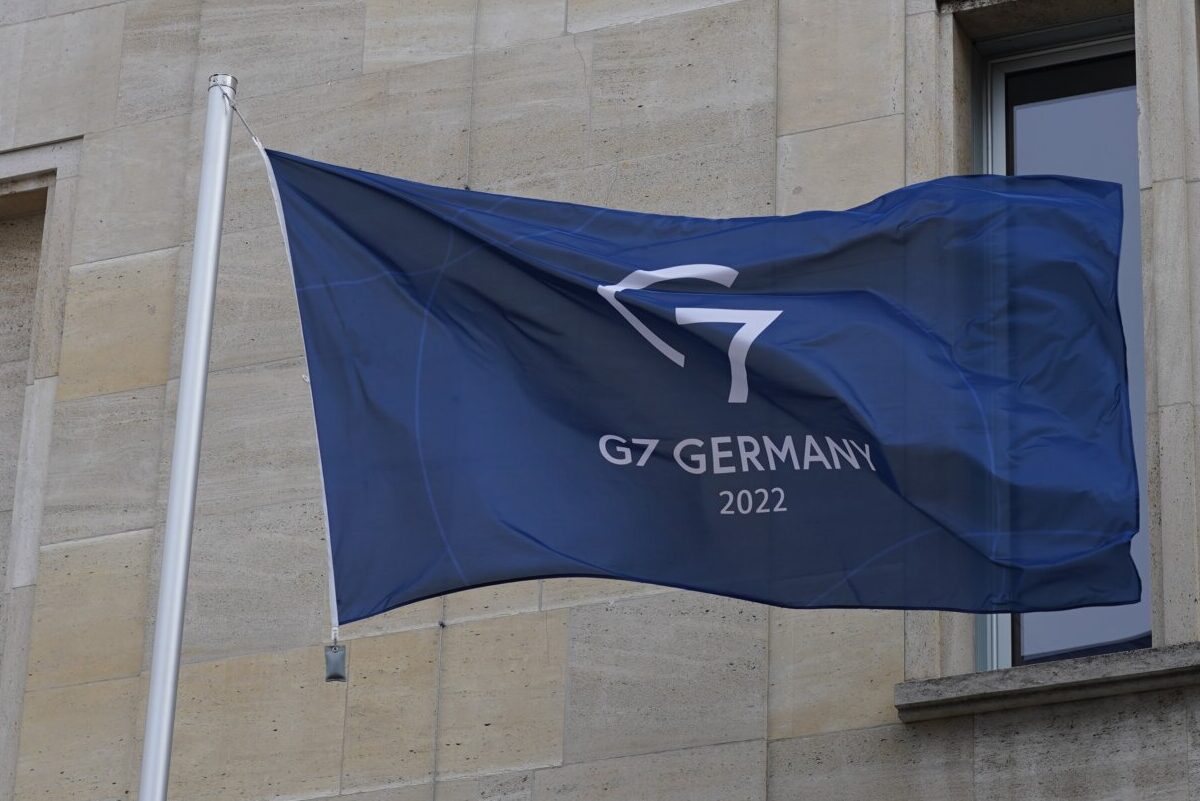 G7, Fahne zur Präsidentschaft Deutschland der G7 vor dem Bundes