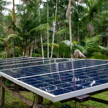 Painel de energia solar, na Ilha das Cinzas, Arquipélago do Marajó, Pará, Brasil