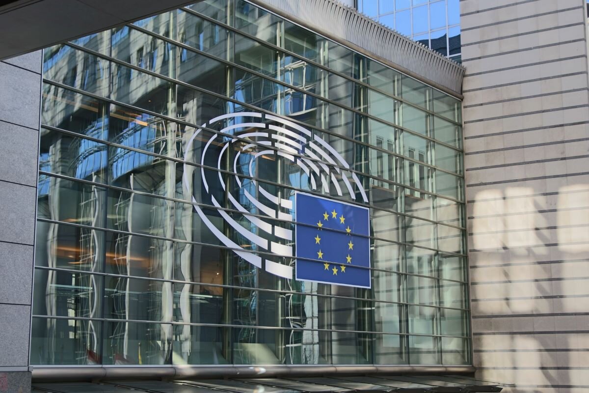 EU flag logo on the European Parliament 'Paul Henri-Spaak' building in Brussels, Belguim. Photo bu Guillaume Perigois via Unsplash.