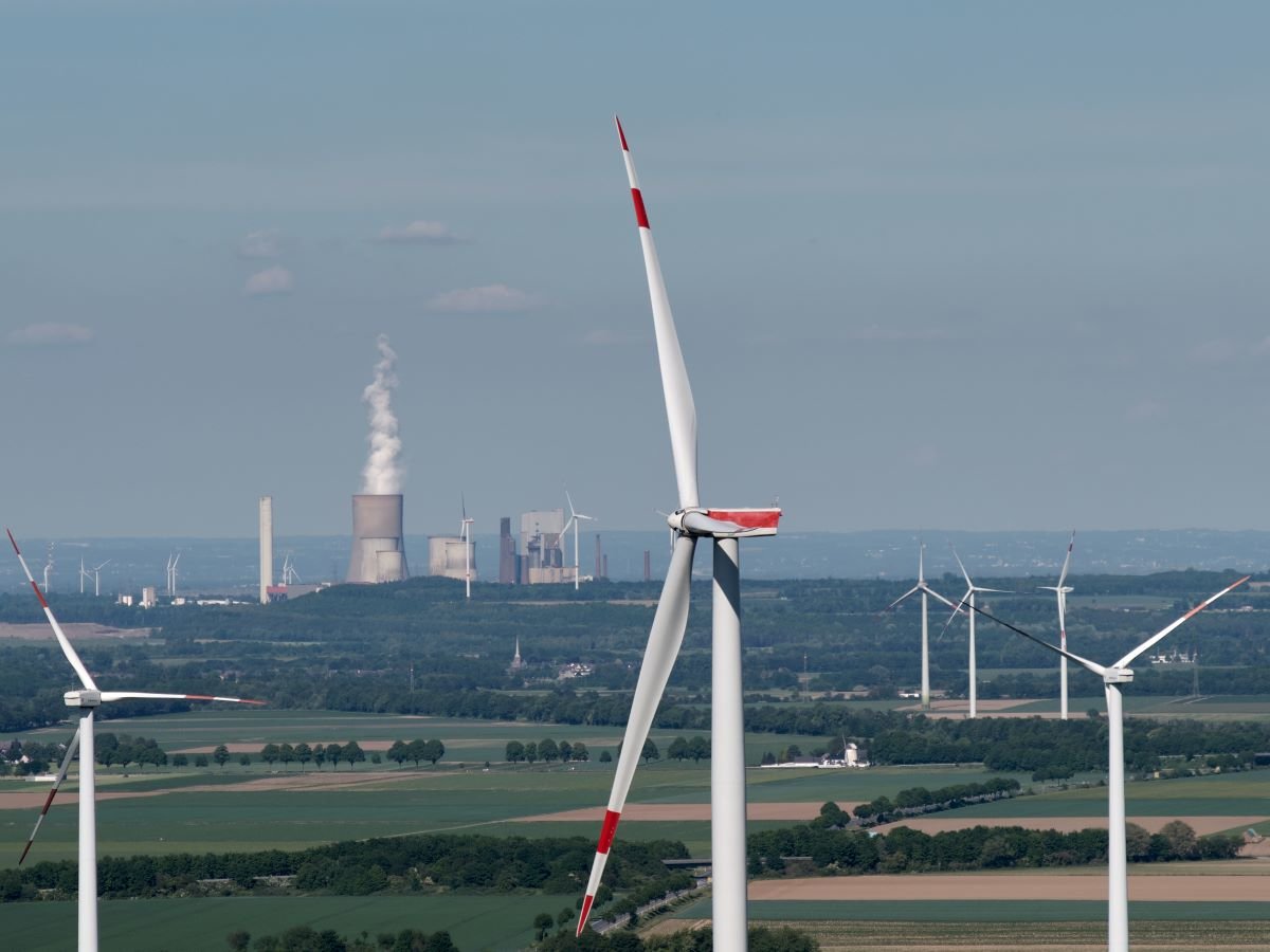 Energiewende in Deutschland Kohlekraftwerk und Windräder. Photo by Philip on Adobe.