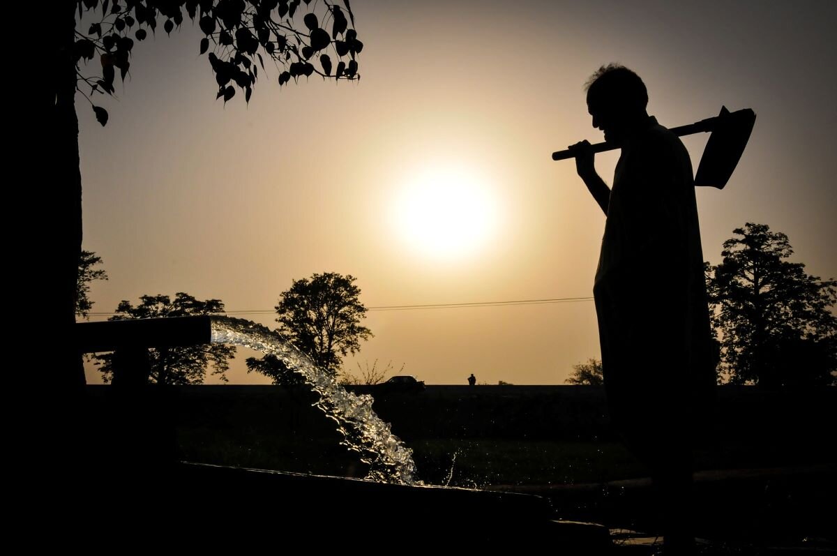 Farmer pumping groundwater for his field in rural Pakistan. Photo by IWMI on flickr.