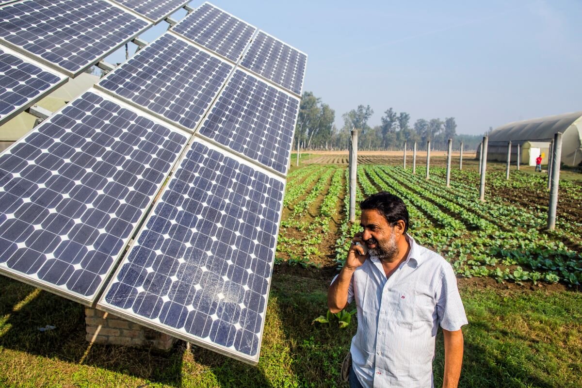 Farmer uses solar power to power his 80 acre farm in Yamunanagar, Haryana, India. Photo via IWMI on flickr.
