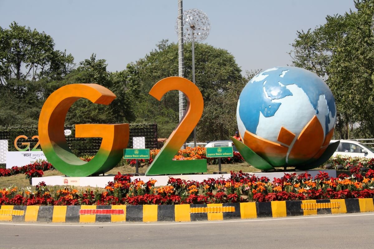 A G20 India's presidency logo on a roundabout.