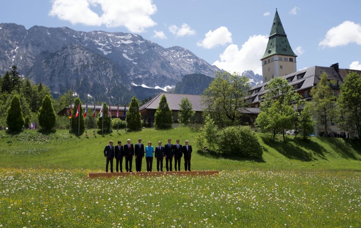 G7 leaders group photo at Scholss Elmau in the Bavarian Alps in 2015, where the 2022 G7 Summit is also due to be held. Photo by European External Action Service on Flickr.