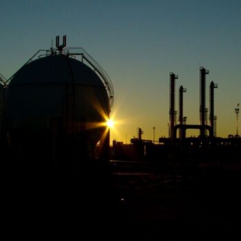 Gas plant at sunset. Germany should focus on urgently reducing gas demand to benefit Germany, the EU and the world.