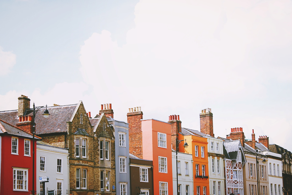 Images of houses in the UK. The government could take a series of near-term steps to improve local retrofit delivery immediately, while smoothing the transition to more comprehensive devolution. Photo via Unsplash.
