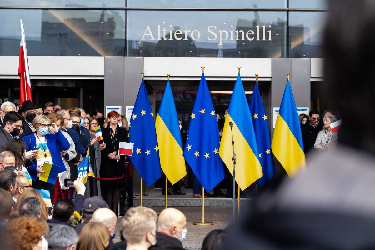 EU and Ukraine flags outside the Altiero Spinelli bulding of the European Parliament in Brussels. Photo by EPP Group via Flickr