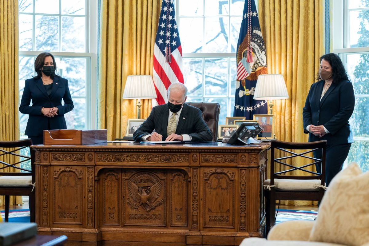 President Joe Biden, joined by Vice President Kamala Harris and Small Business Administrator Isabella Guzman, signs the Paycheck Protection Program Bill Tuesday, March 30, 2021, in the Oval Office of the White House. (Official White House Photo by Adam Schultz)