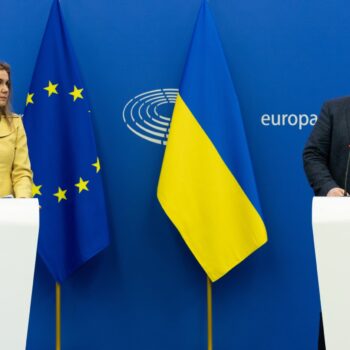 This is an image of the presentation of the RePowerEU Communication by Kadri Simson, European Commissioner for Energy, and Frans Timmermans, Executive Vice-President of the European Commission in charge of the European Green Deal, with flags of the European Union and Ukraine in the background.