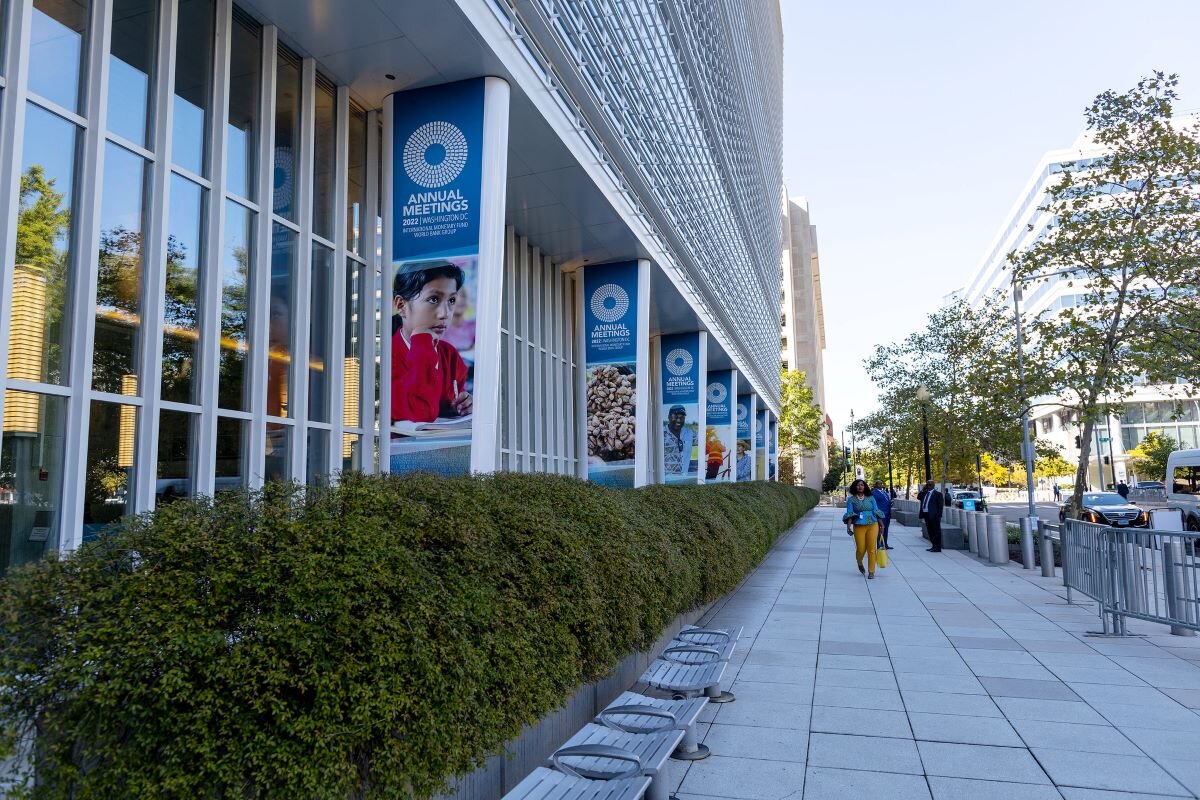 Road outside the main headquarters of the World Bank Group with Annual Meetings signage. Photo by Simone McCourtie for World Bank Group on flickr.