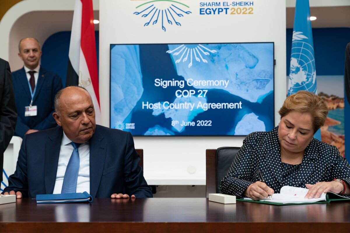 Signing the COP 27 Host Country Agreement - Incoming COP 27 Presidency, Dr. Sameh Shoukry, Minister of Foreign Affairs of the Arab Republic of Egypt, and UNFCCC Executive Secretary, Patricia Espinosa. Photo by UN Climate Change on flickr.