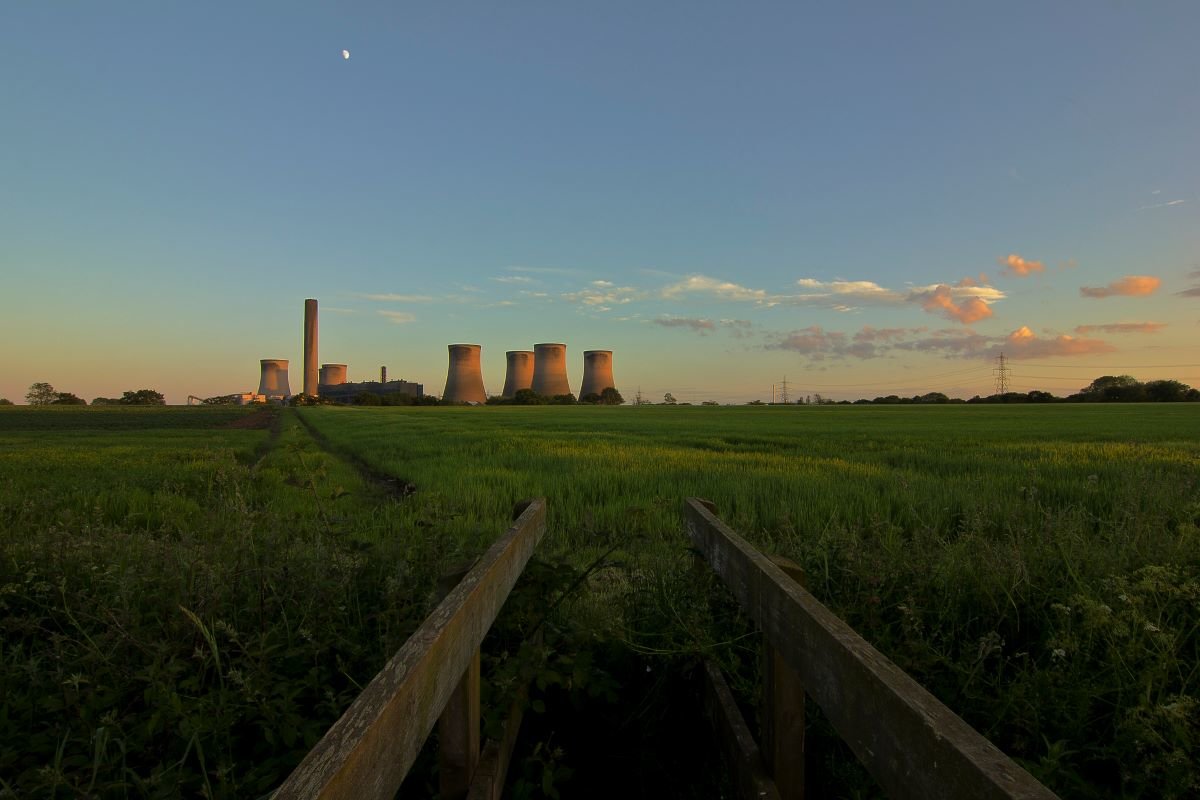 Sun setting on Fiddlers Ferry power station, UK. Photo by Paul Turner via Flickr.