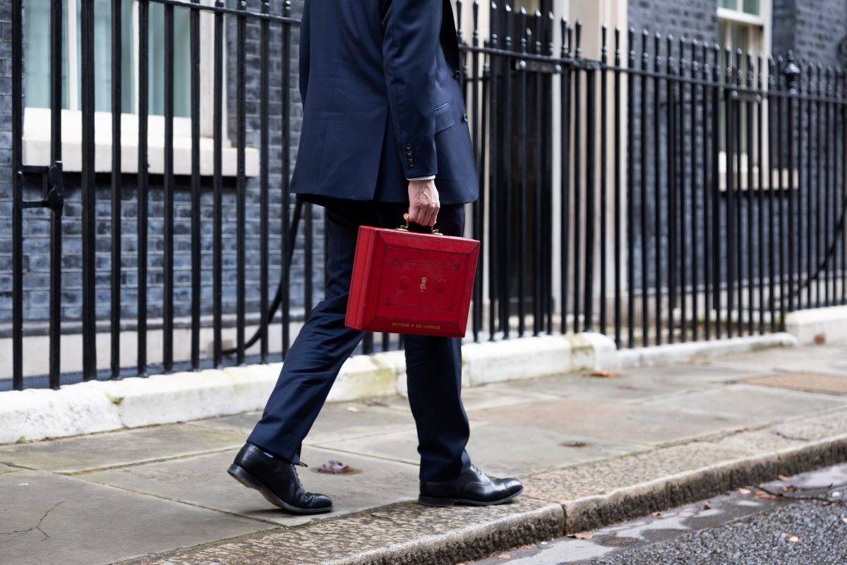 The Chancellor Jeremy Hunt walks outside Downing Street with the Budget box. By introducing fiscal support for energy efficiency in the Autumn Budget, the Treasury can pave the way for higher standards in the private rented sector. Photo by Zara Farrar for HM Treasury on flickr.