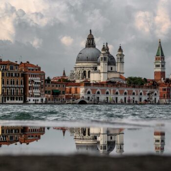 The Church of San Simeon Piccolo in Venice, photo taken from the canal. Photo by Ludovico Lovisetto on Unsplash