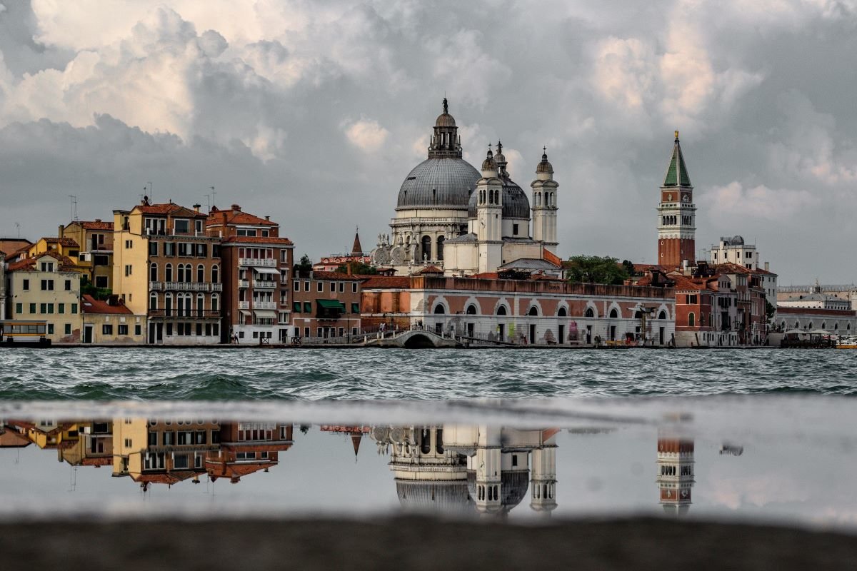 The Church of San Simeon Piccolo in Venice, photo taken from the canal. Photo by Ludovico Lovisetto on Unsplash