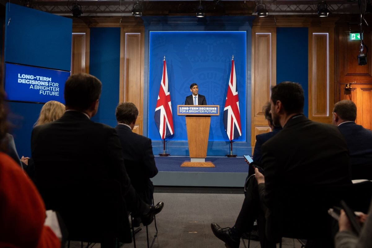 The Prime Minister stands at a podium between two UK flags, holds a 'Net Zero' press conference on Sept 20th 2023.