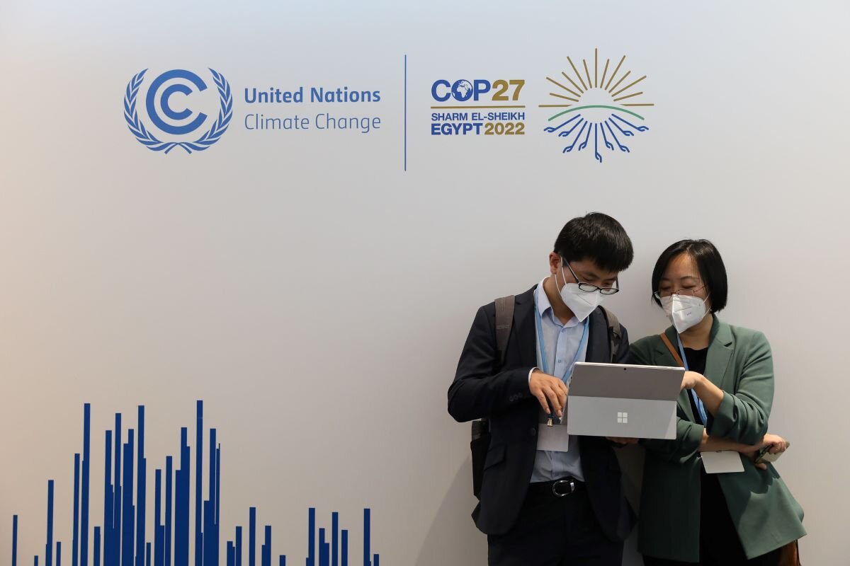 Two delegates outside the meeting rooms at COP27. Photo by UN Climate Change on flickr.