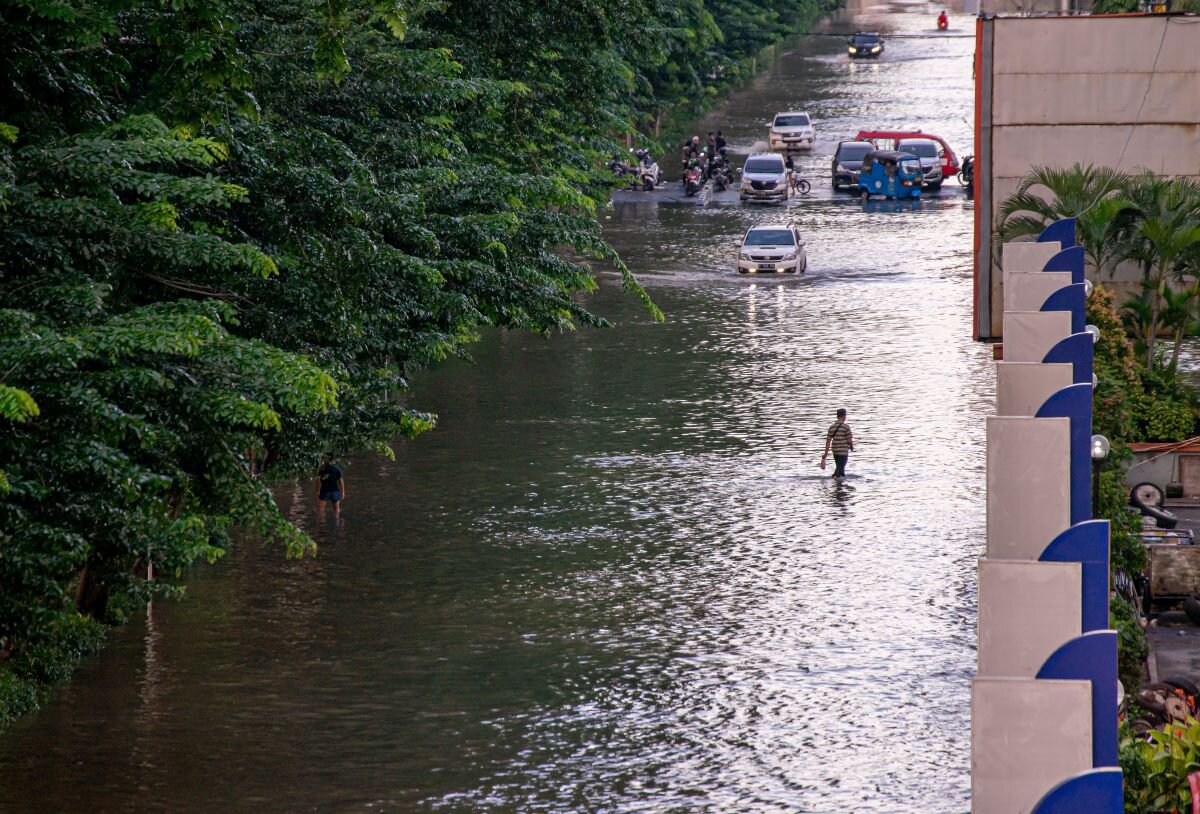 Walking through the flooding in the city of Jakarta. The power of the London re/insurance market, combined with the strengths of the global resilience community, can act as a powerful force in driving resilience and adaptation action.
