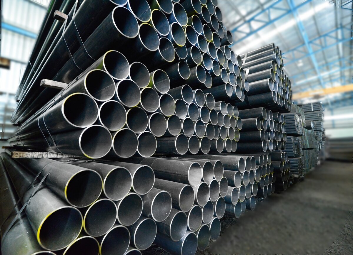 The image shows steel pipes stacked in piles. The European Union and United States’ announcement in late 2021 to negotiate a Global Arrangement on Sustainable Steel and Aluminum provided a window of opportunity for the transatlantic relationship to bolster the momentum of and discover alternative pathways to industrial decarbonization.