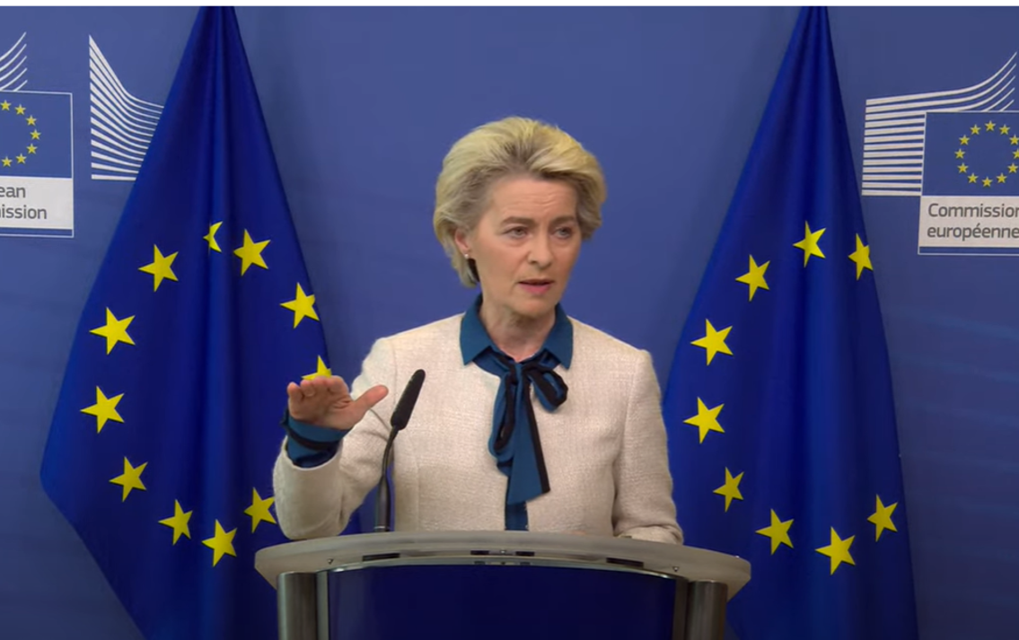 The image shows the President of the European Commission, Ursula von der Leyen, presenting the RePowerEU at a press conference with two european flags behind her.